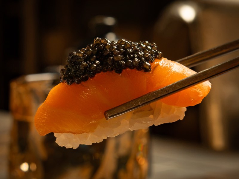 Nigiri di salmone con caviale