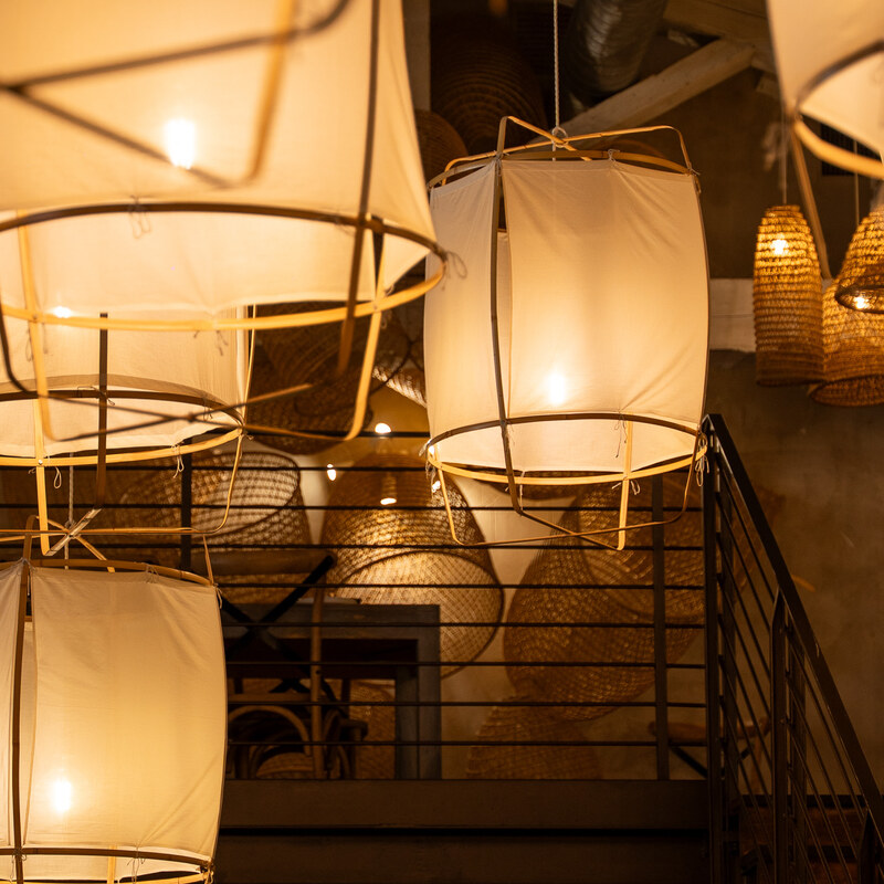 Sala con lanterne, atmosfera per un pasto omakase da Nami Pietrasanta